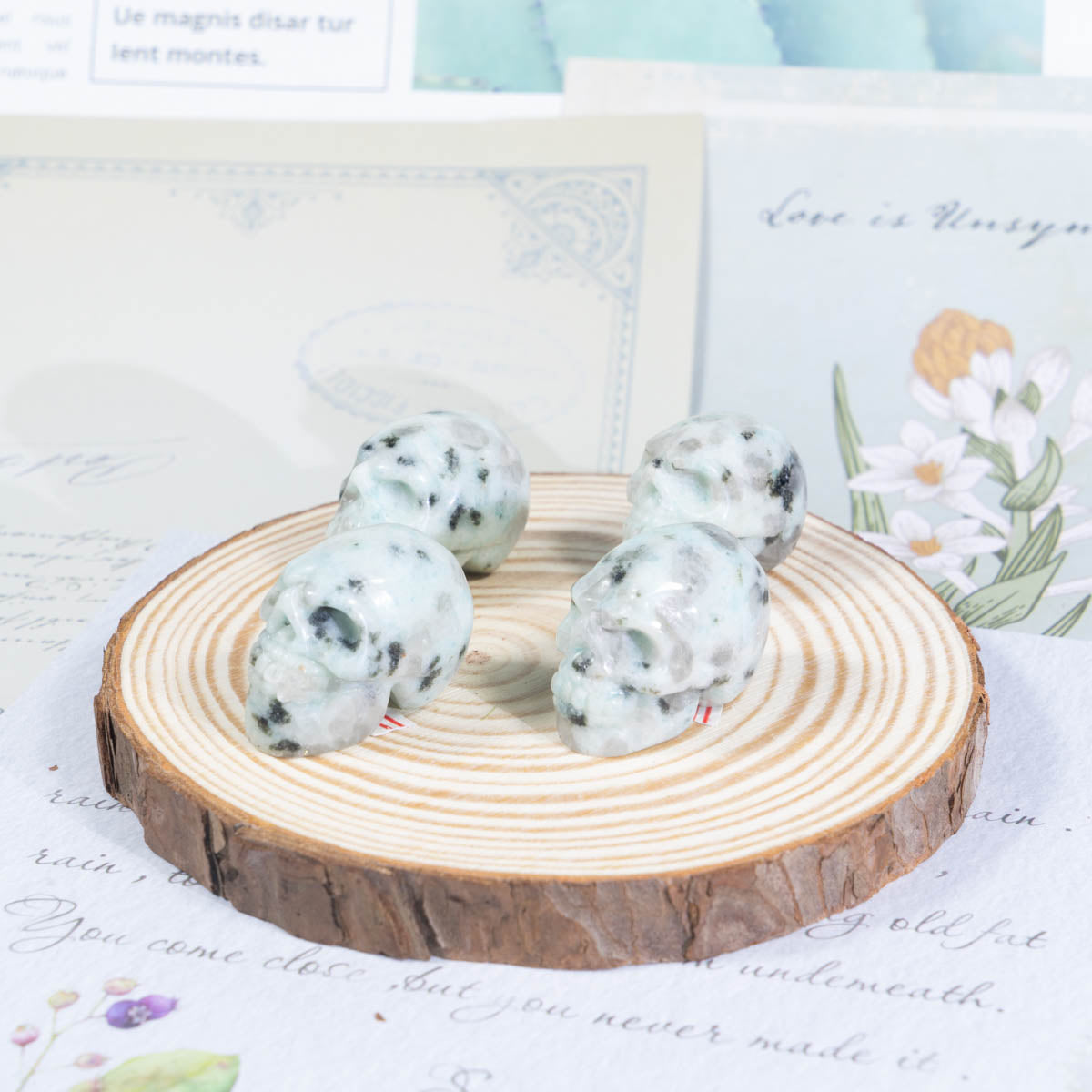 1-Zoll-Kiwi-Jaspis-Schädel in loser Schüttung