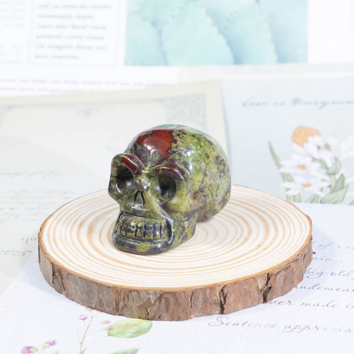 2-Zoll-Drachenblutsteinschädel in loser Schüttung