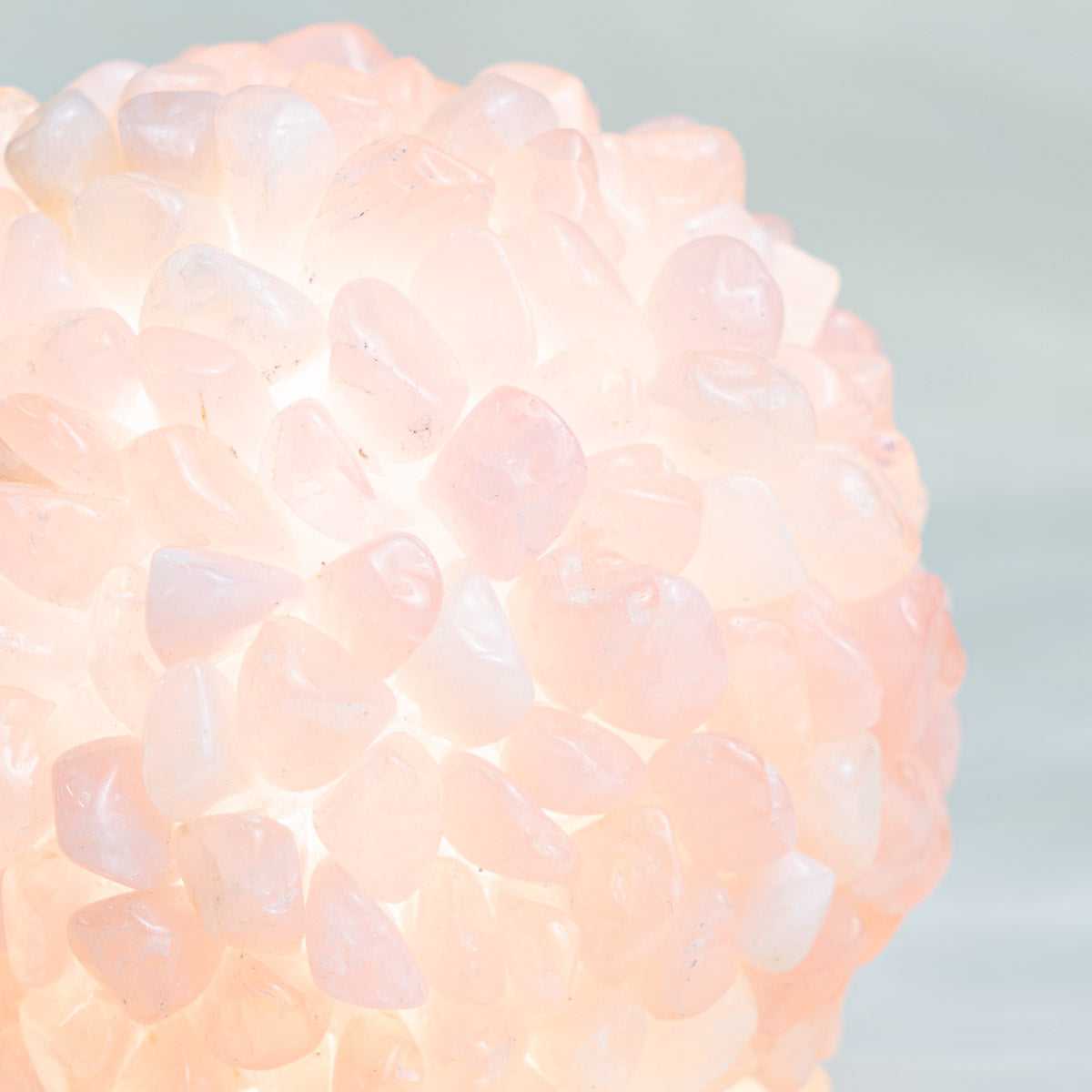 Runde Lampe mit Rosenquarzsplittern in großen Mengen