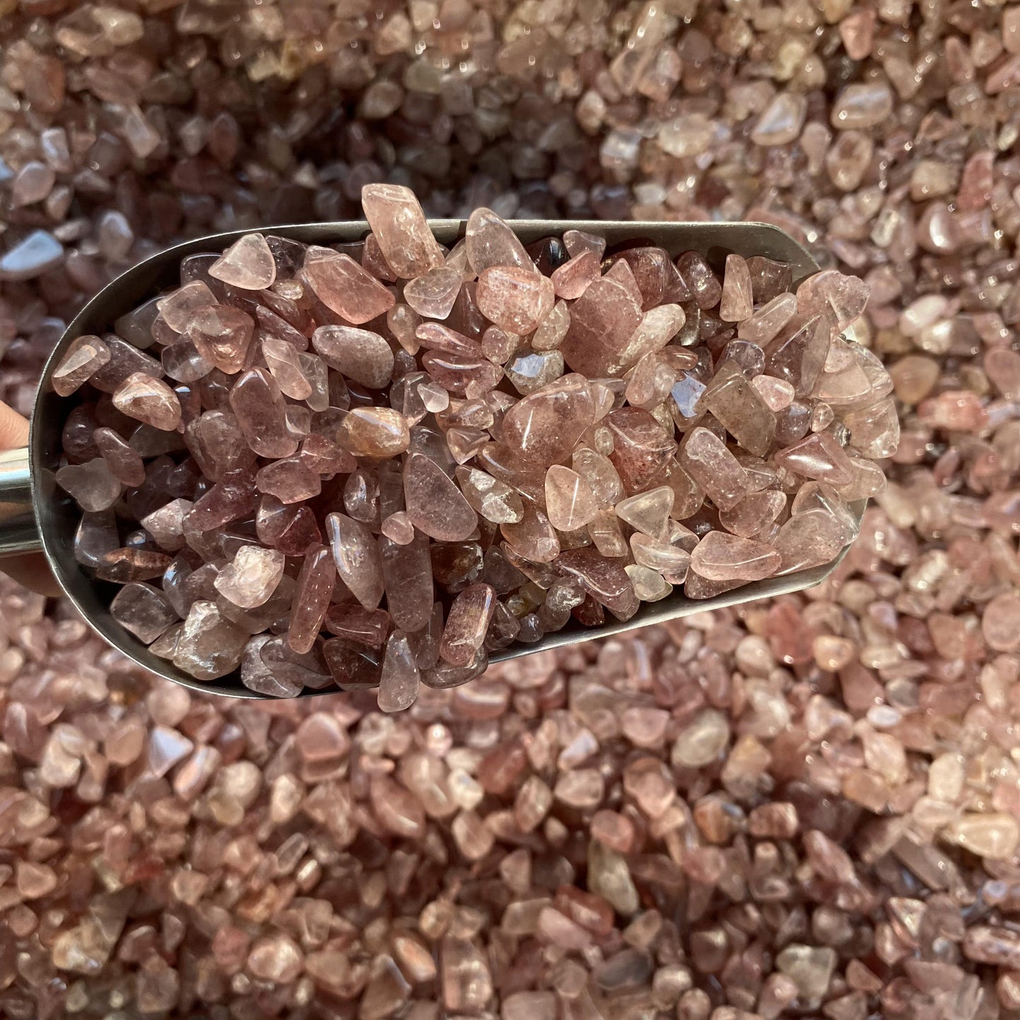 0,5–1,5 cm große Erdbeerquarz-Schrote in loser Schüttung