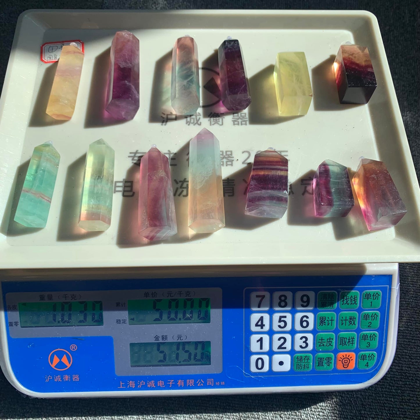 Regenbogen-Fluorit-Spitze zu verkaufen