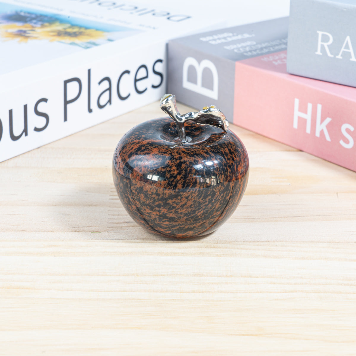 4 cm großer Apfel aus rotem Obsidian in loser Schüttung