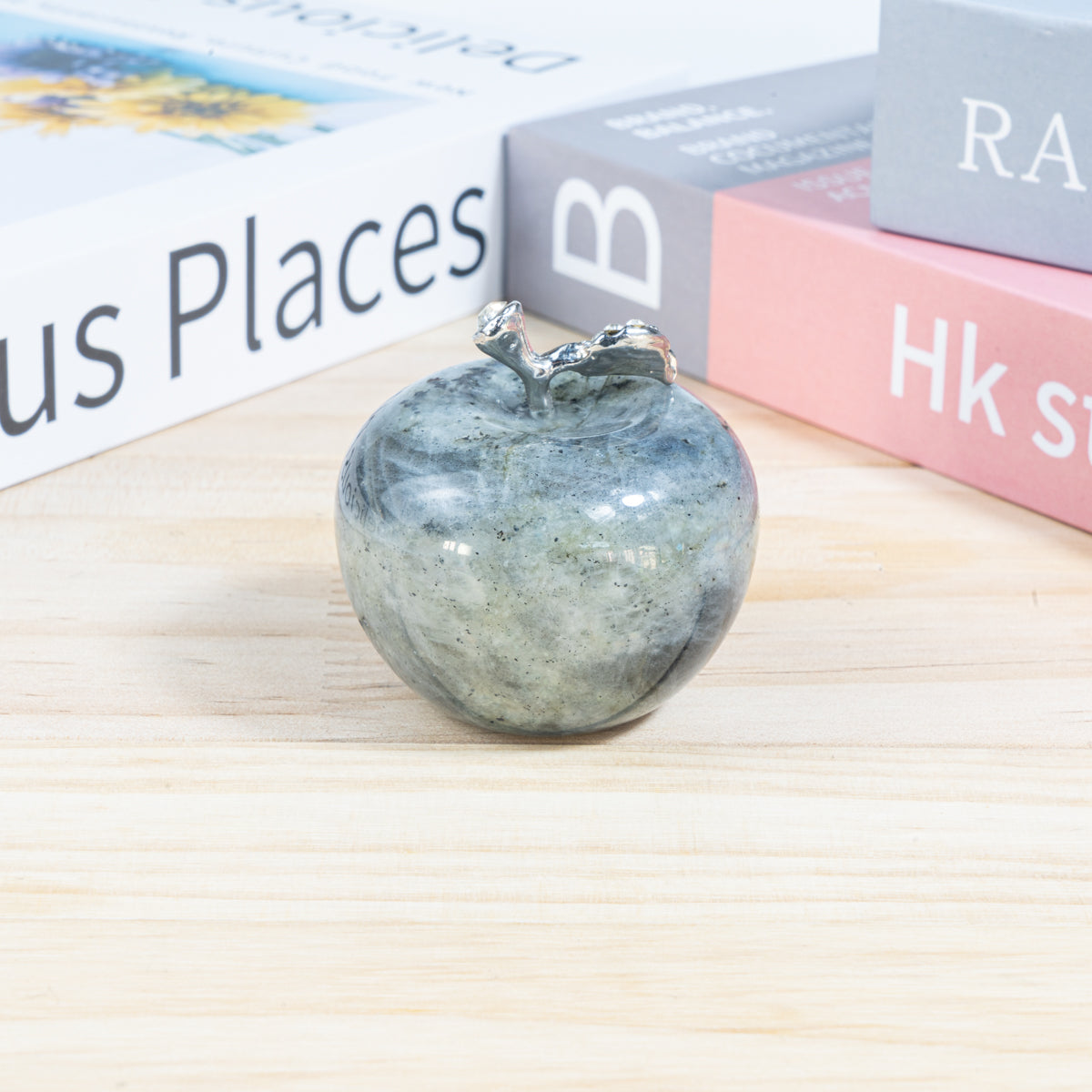 4 cm großer Labradorit-Apfel in loser Schüttung