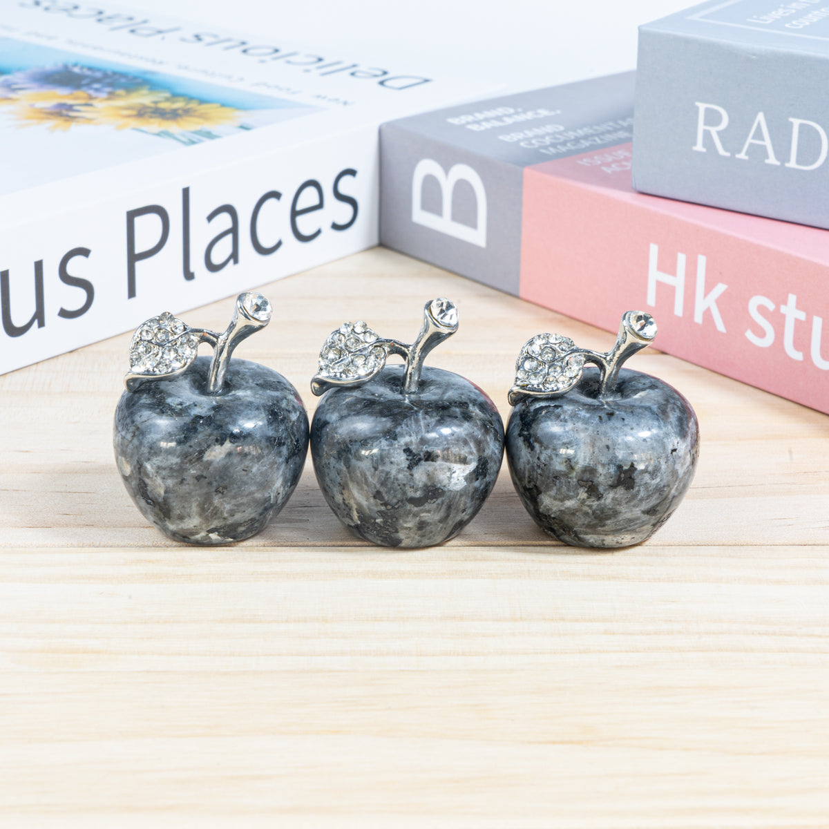 3 cm großer Larvikit-Apfel in loser Schüttung