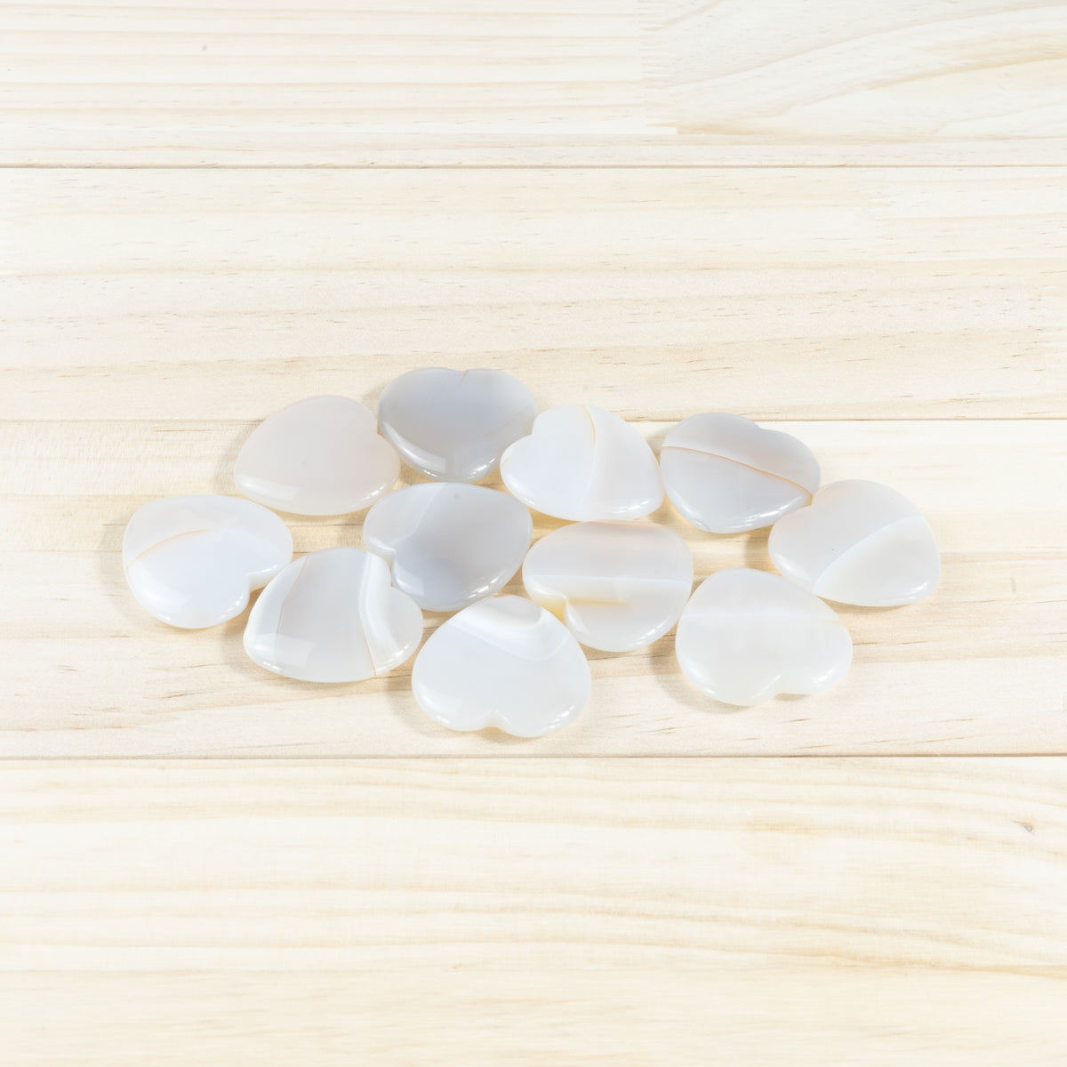 Escamas de corazón de ágata gris de 3 cm a granel