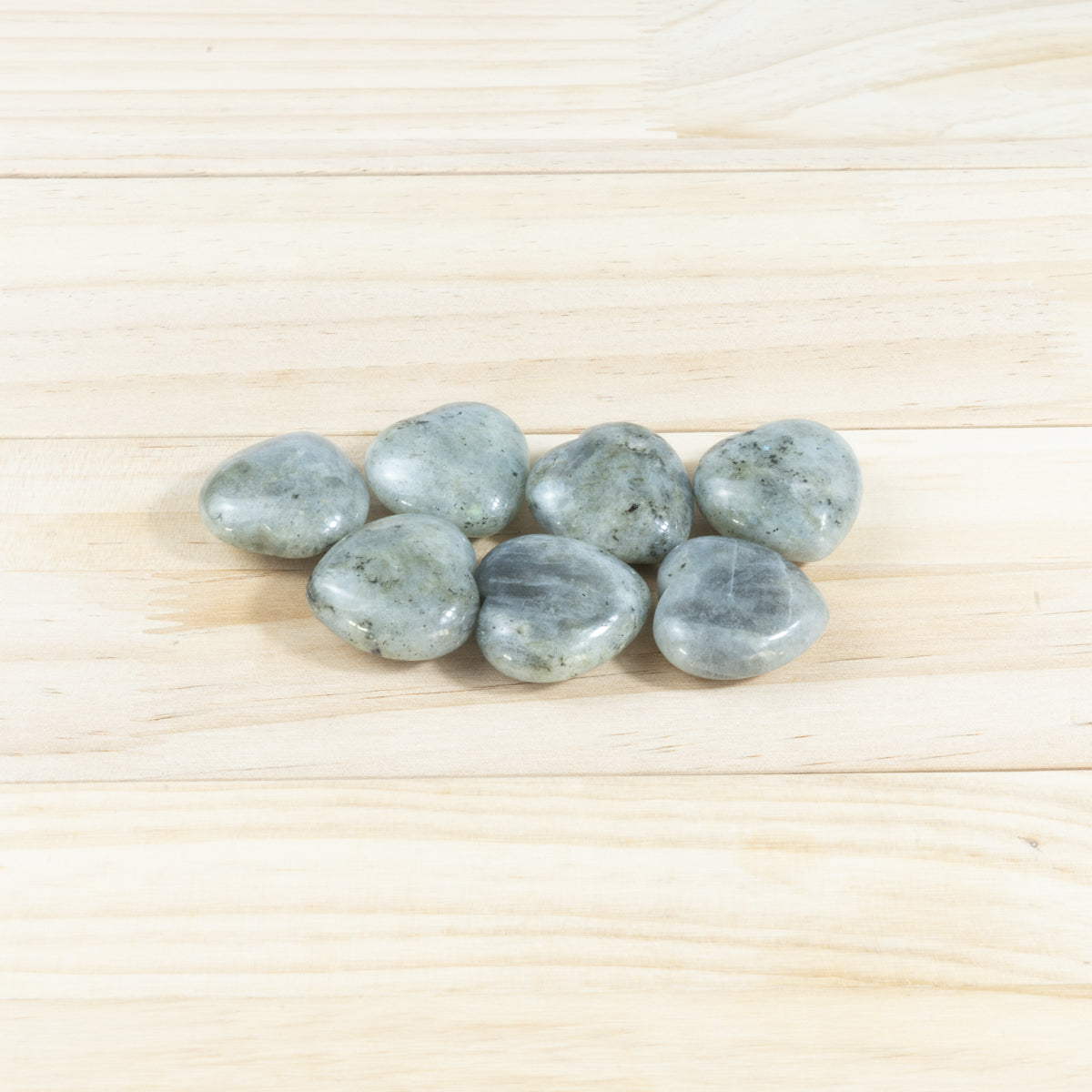 3 cm großes Labradorit-Herz in loser Schüttung