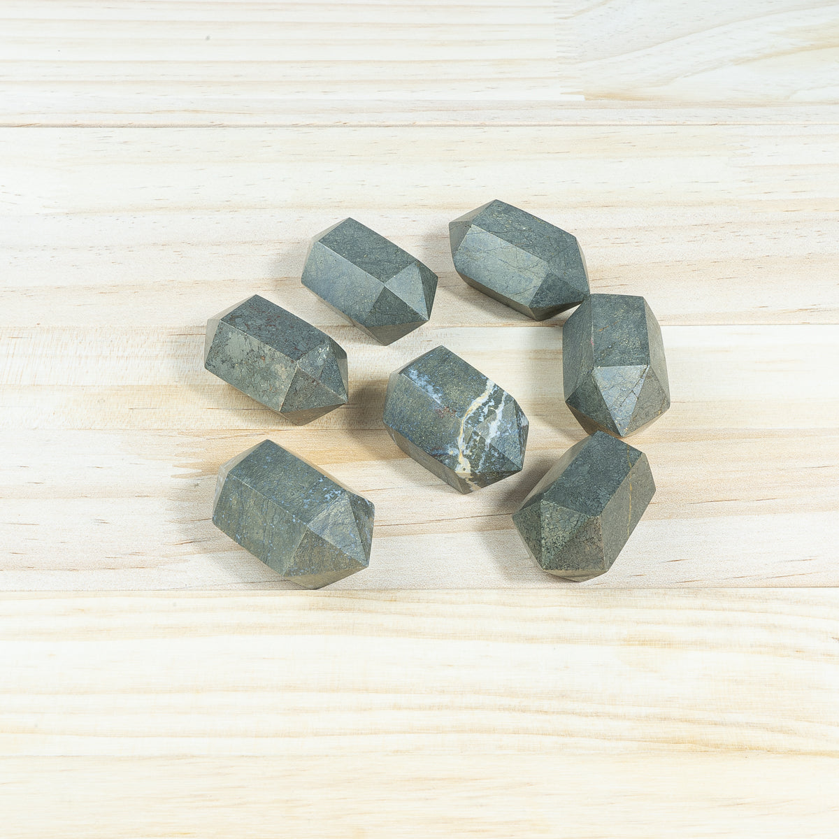 Calcopirita de 4,5 cm con punta doble pequeña a granel