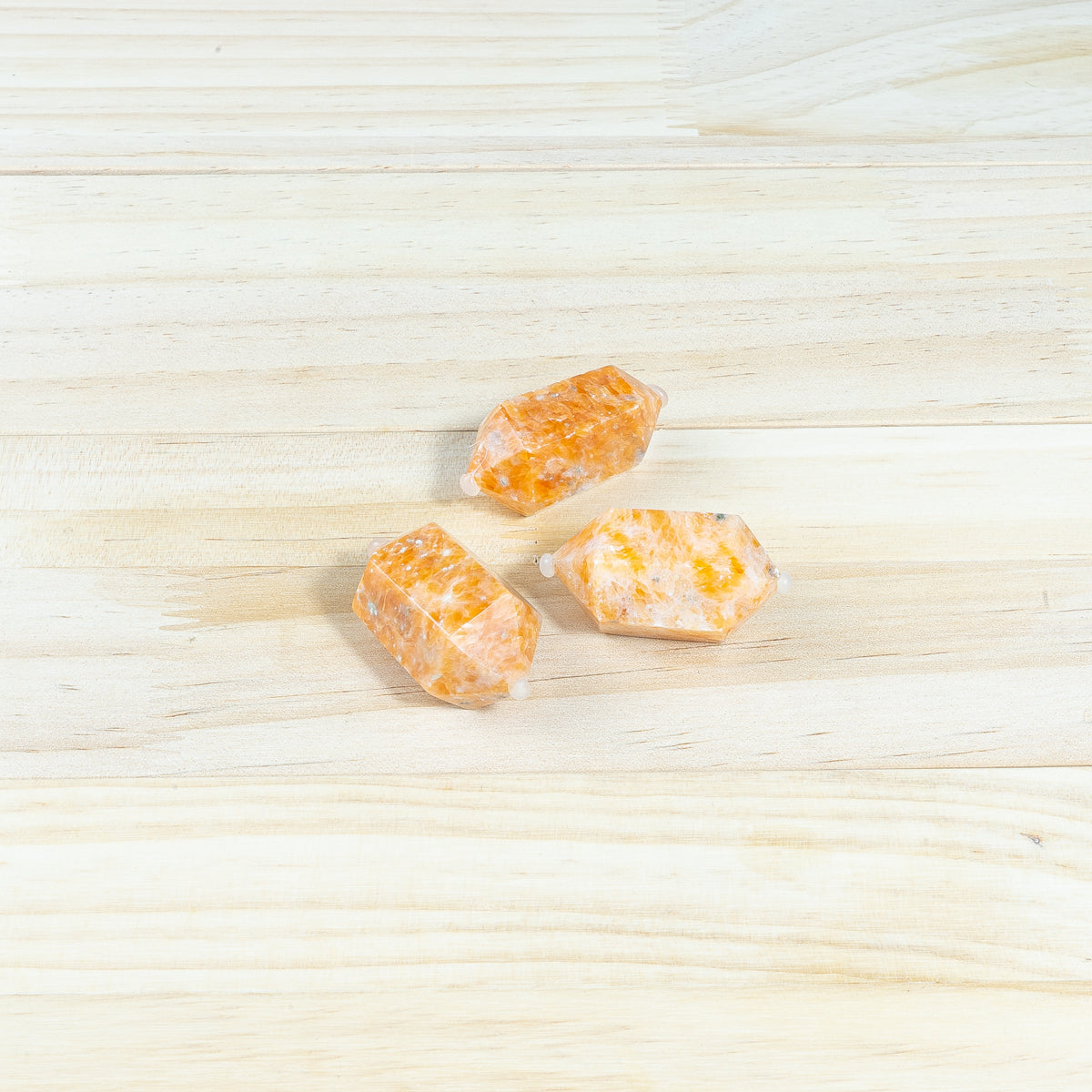 4,5 cm großer Sonnenstein, kleine Doppelspitze, in großen Mengen