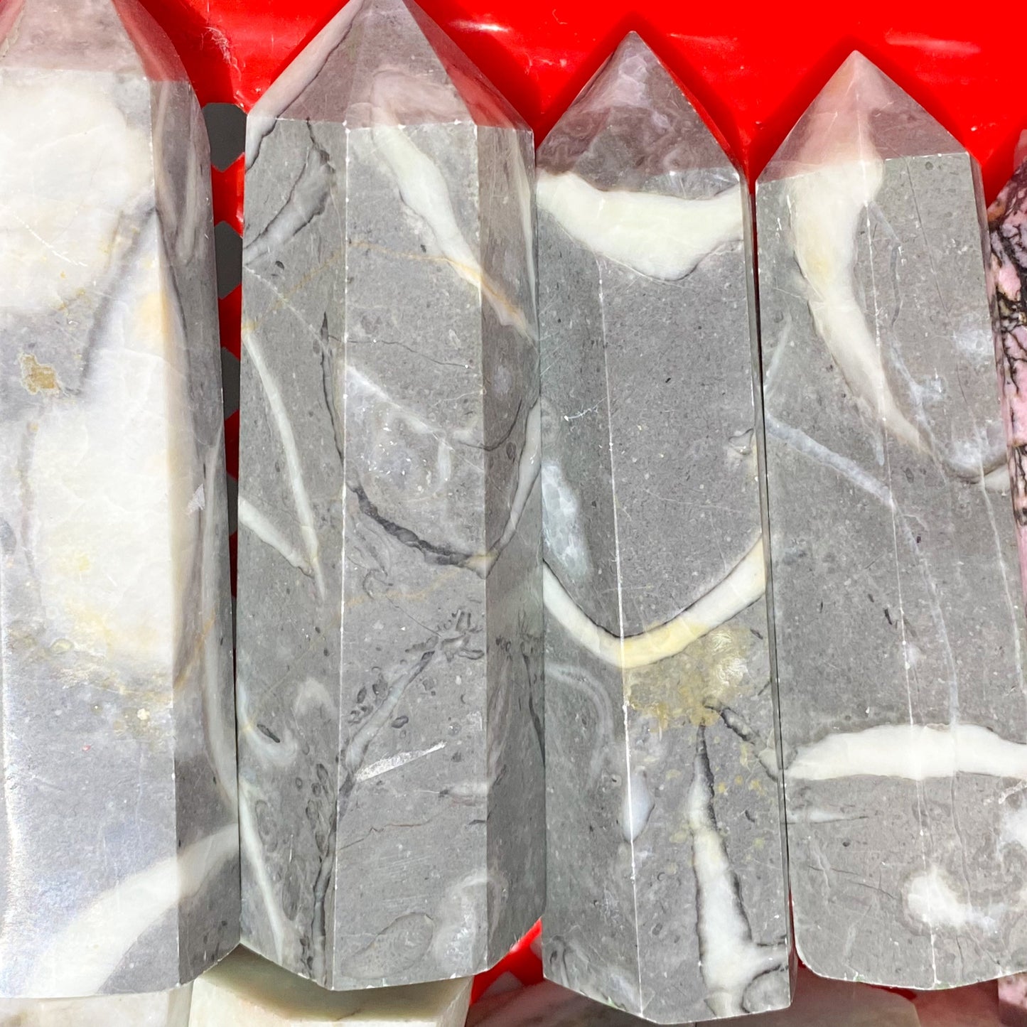 Muschelsteinspitze in loser Schüttung