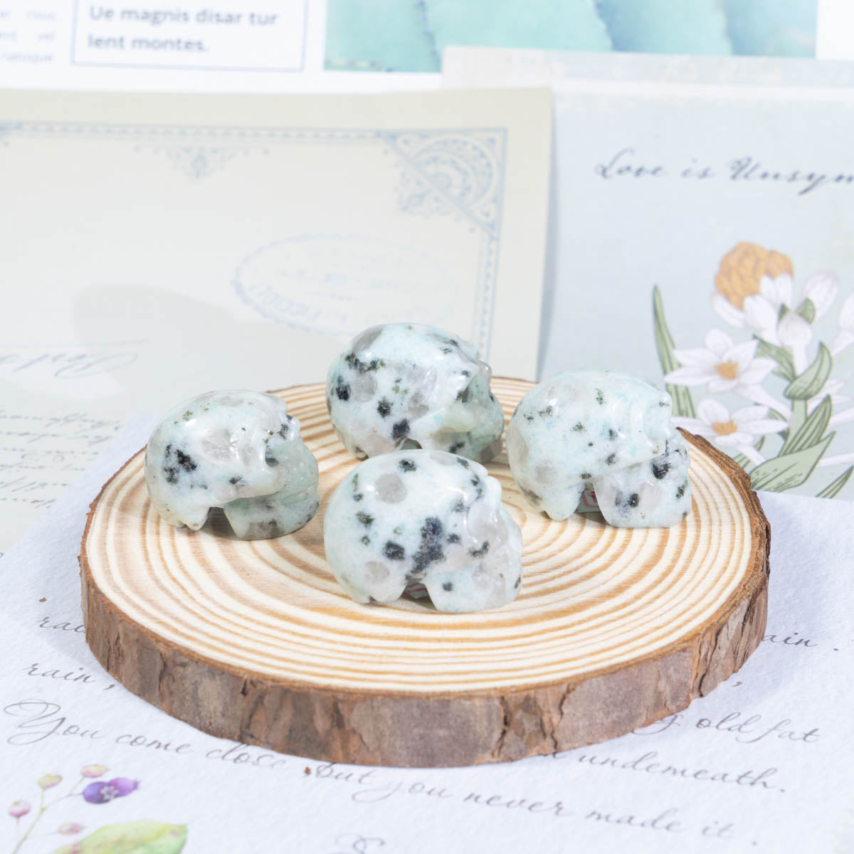 1-Zoll-Kiwi-Jaspis-Schädel in loser Schüttung