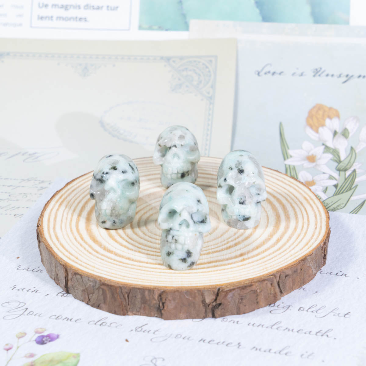 1-Zoll-Kiwi-Jaspis-Schädel in loser Schüttung