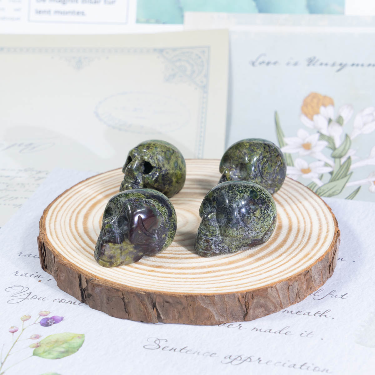 1-Zoll-Drachenblutsteinschädel in loser Schüttung