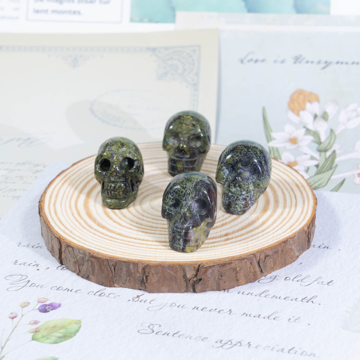 1-Zoll-Drachenblutsteinschädel in loser Schüttung