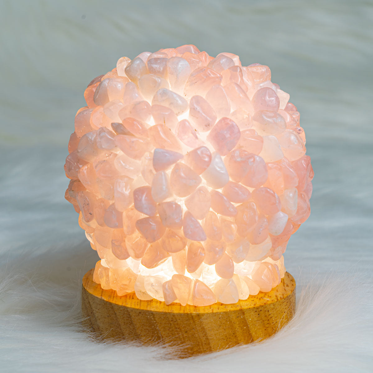 Runde Lampe mit Rosenquarzsplittern in großen Mengen
