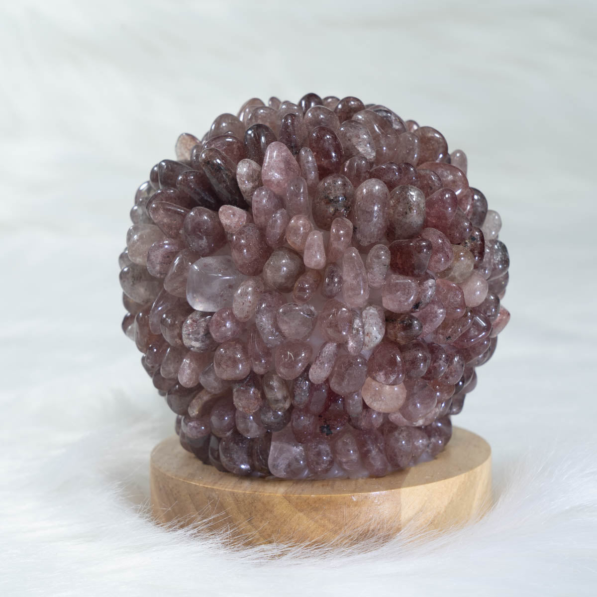 Runde Lampe mit Erdbeerquarzsplittern in großen Mengen