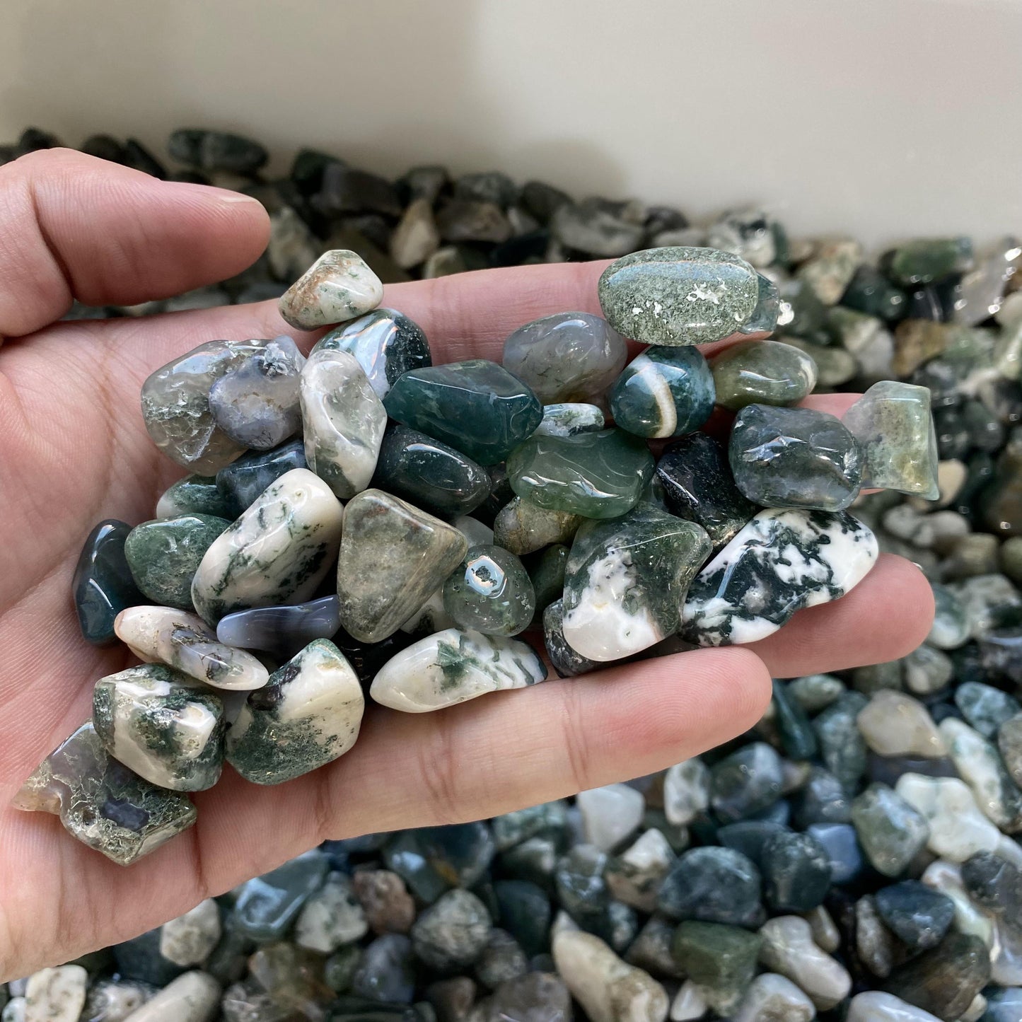 1,5–2,5 cm große Moosachat-Schrote in loser Schüttung