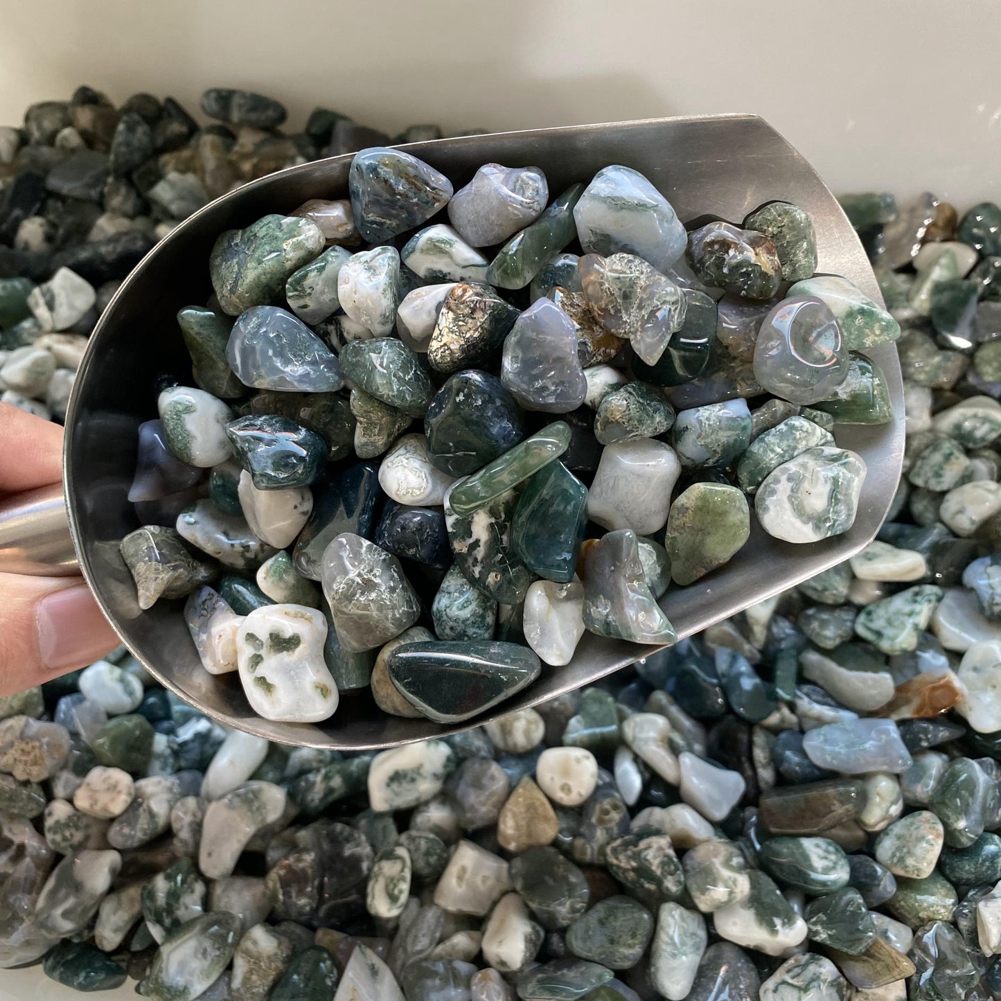 1,5–2,5 cm große Moosachat-Schrote in loser Schüttung