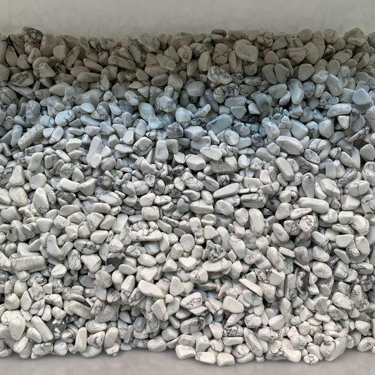 1–2 cm große Howlith-Schrote in großen Mengen