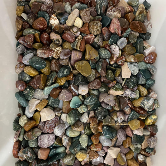 2–3 cm große zerkleinerte Steine ​​aus Ozeanjaspis in großen Mengen