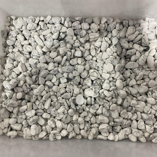 1,5–2,5 cm große Howlith-Schottersteine ​​in großen Mengen