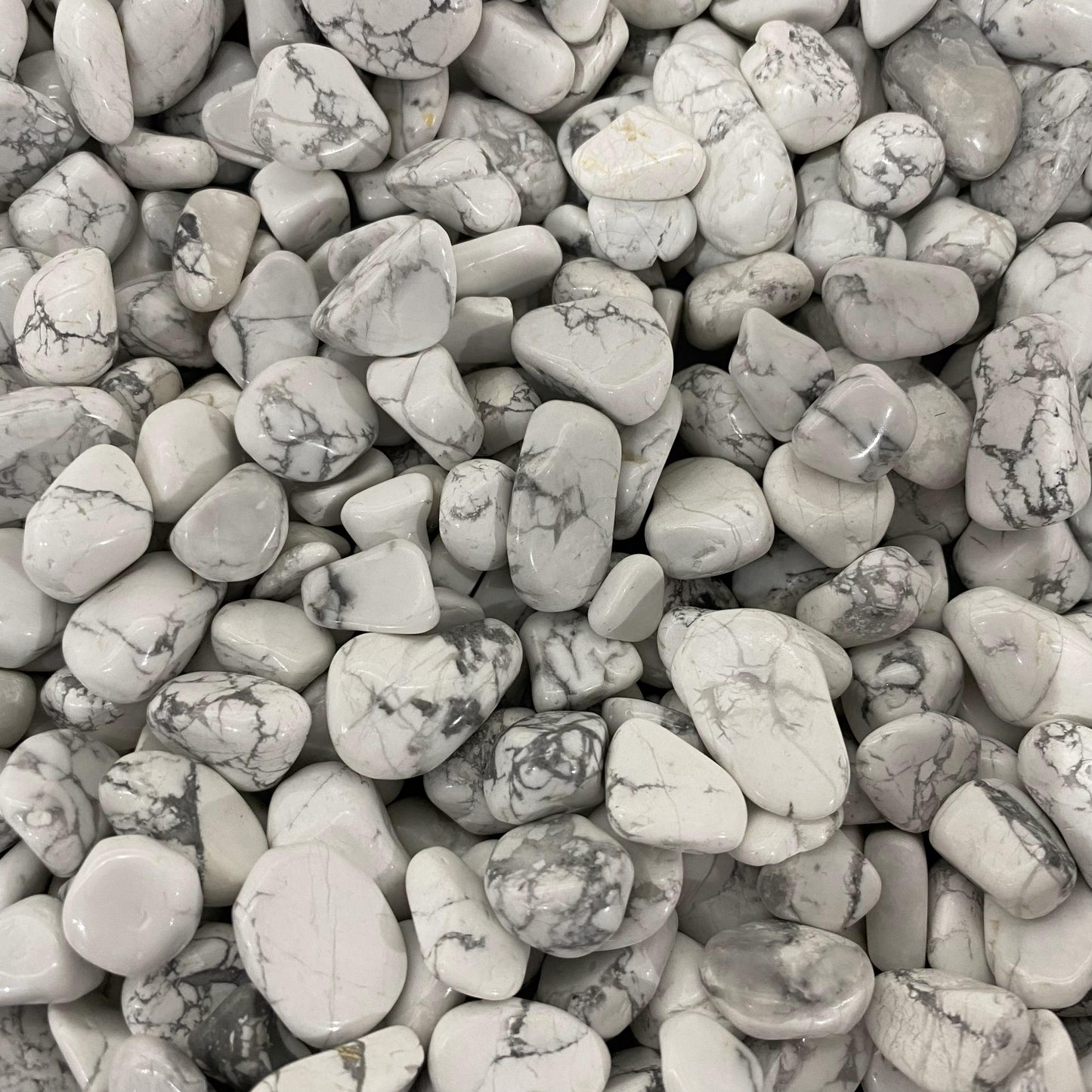 1,5–2,5 cm große Howlith-Schottersteine ​​in großen Mengen