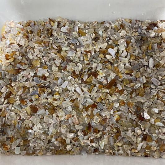 0,5–1,5 cm große zerkleinerte Blütenachatsteine ​​in großen Mengen