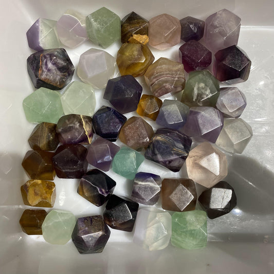 Fluorit-Polyeder-Trommelsteine ​​in großen Mengen