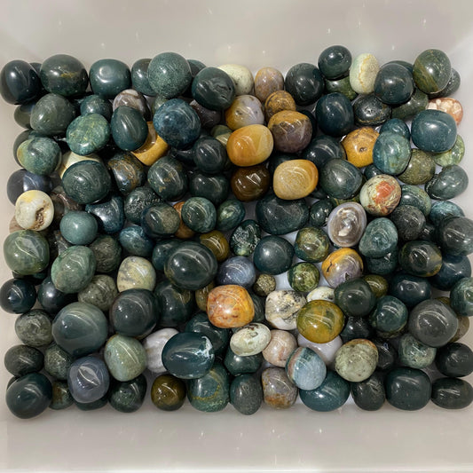 Trommelsteine ​​aus Ozeanjaspis in großen Mengen