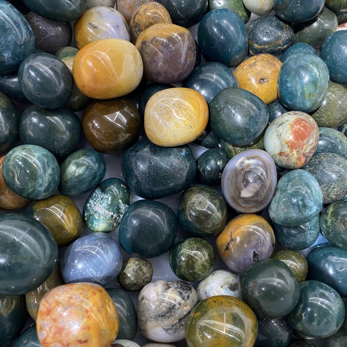 Trommelsteine ​​aus Ozeanjaspis in großen Mengen