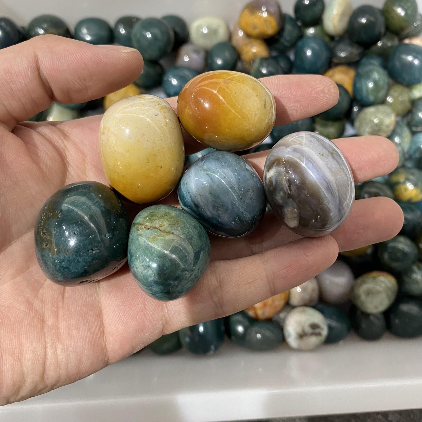 Trommelsteine ​​aus Ozeanjaspis in großen Mengen