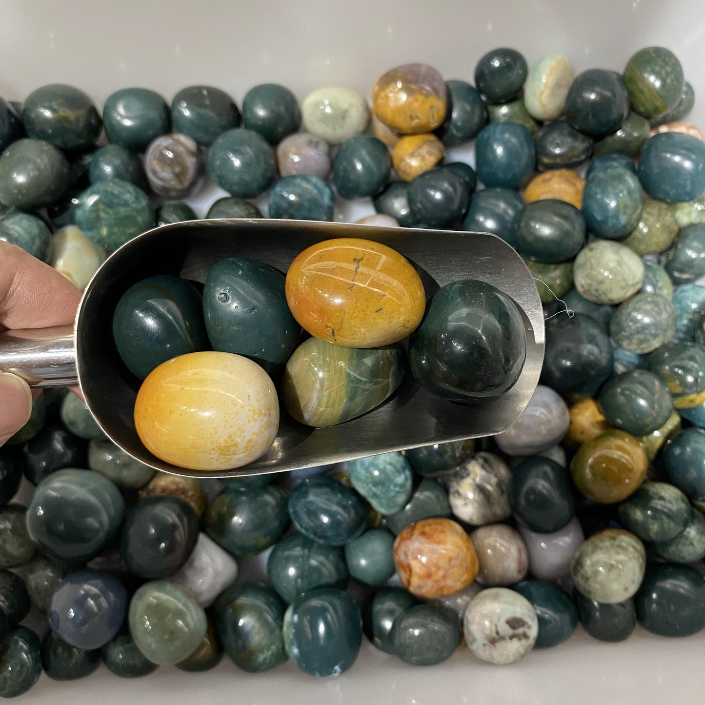 Trommelsteine ​​aus Ozeanjaspis in großen Mengen