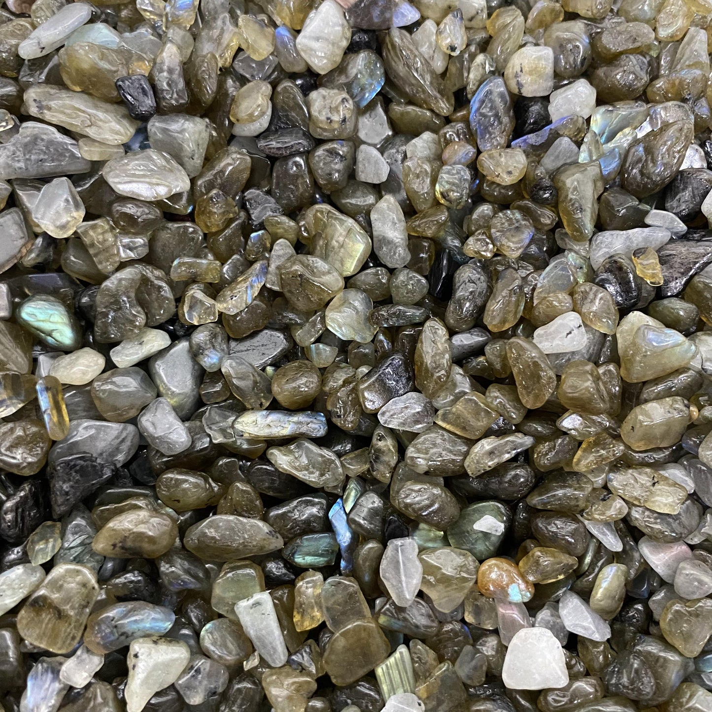 0,5–1,5 cm große zerkleinerte Labradoritsteine ​​in großen Mengen