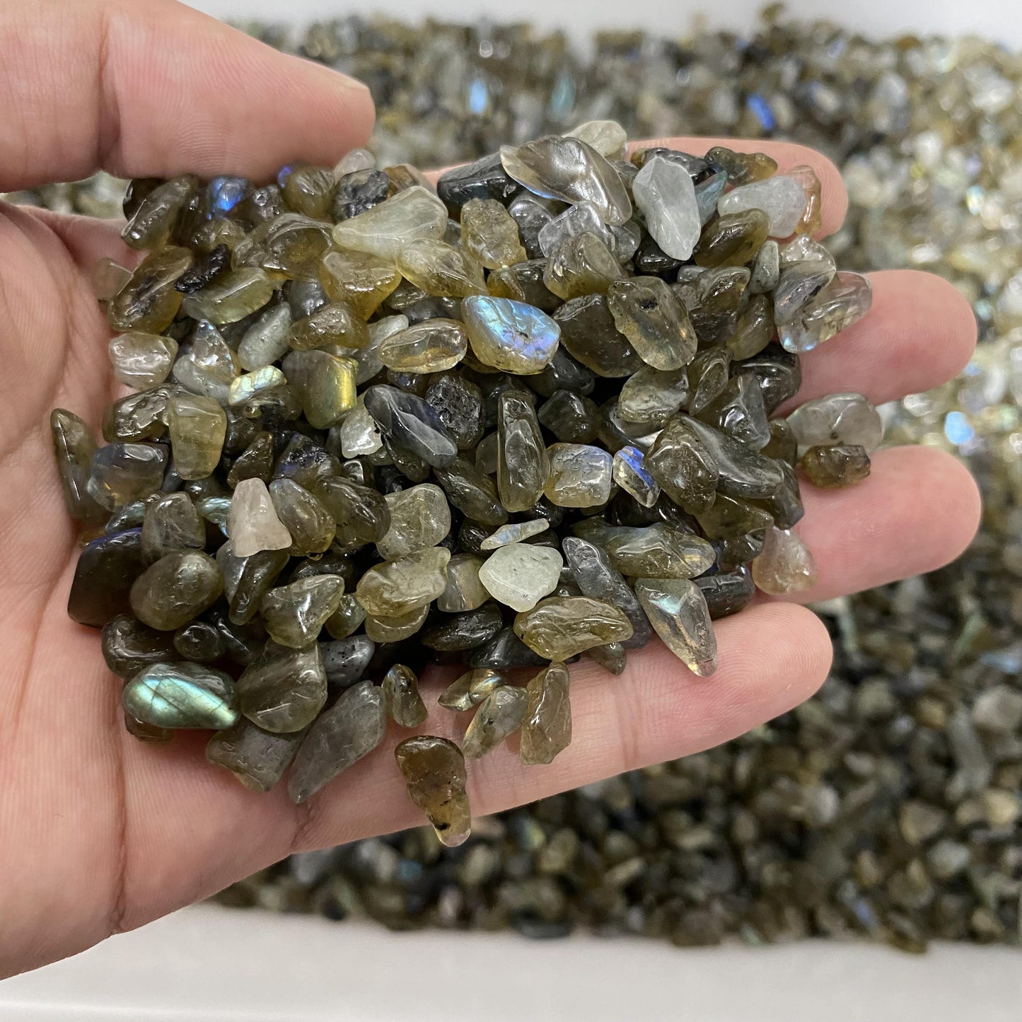 0,5–1,5 cm große zerkleinerte Labradoritsteine ​​in großen Mengen