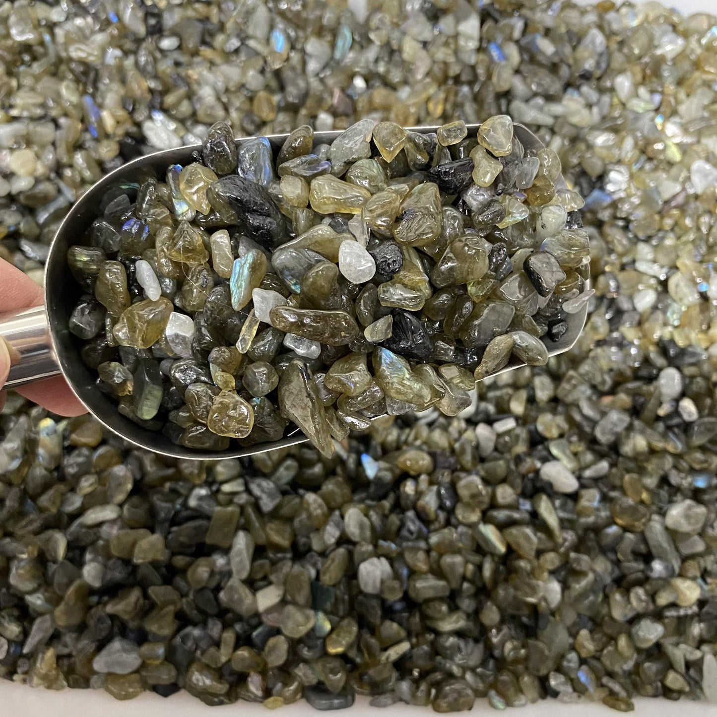 0,5–1,5 cm große zerkleinerte Labradoritsteine ​​in großen Mengen