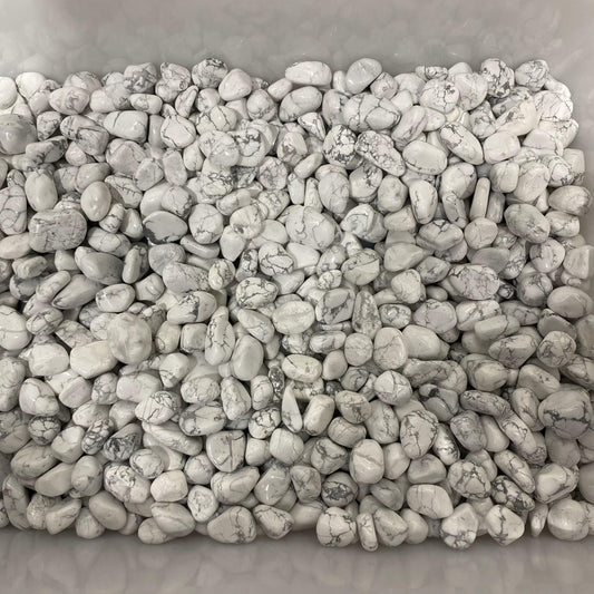 2–3 cm große Howlith-Schrote in großen Mengen