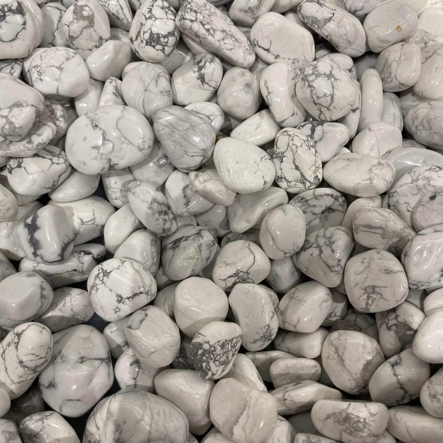 2–3 cm große Howlith-Schrote in großen Mengen