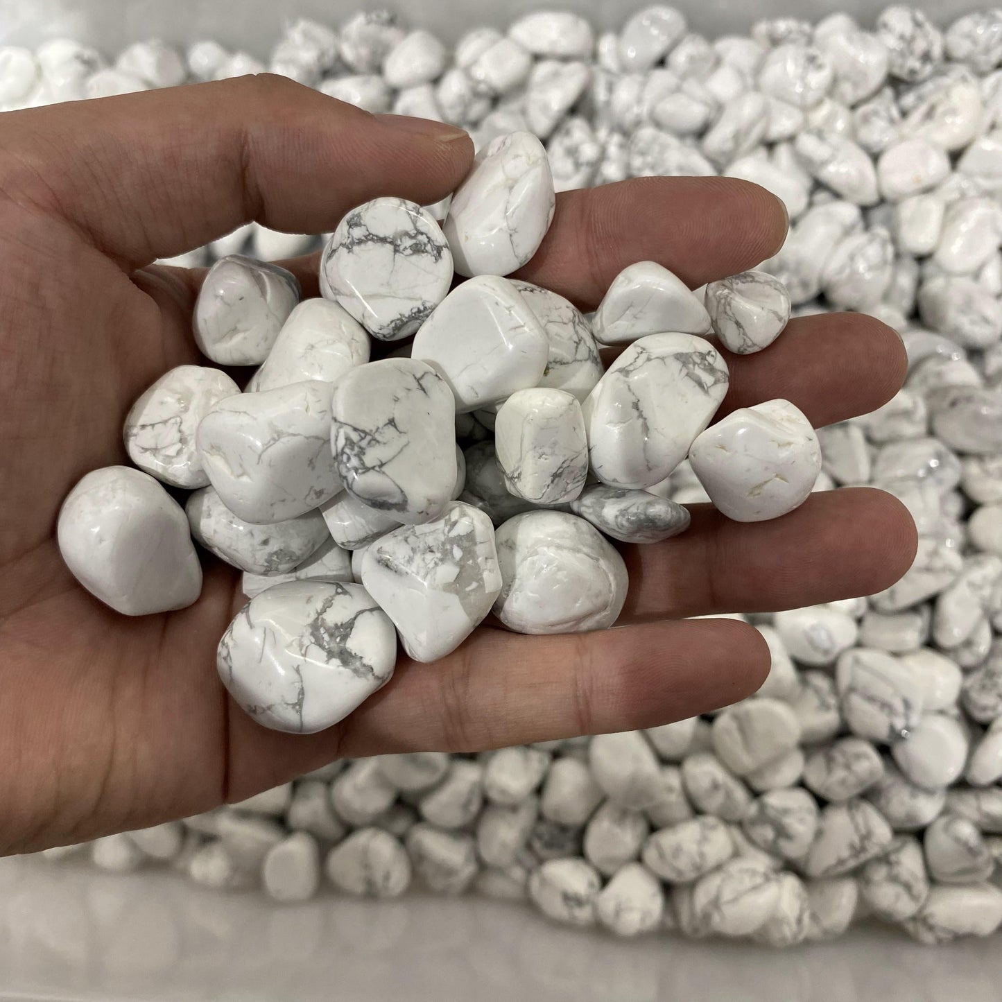 2–3 cm große Howlith-Schrote in großen Mengen