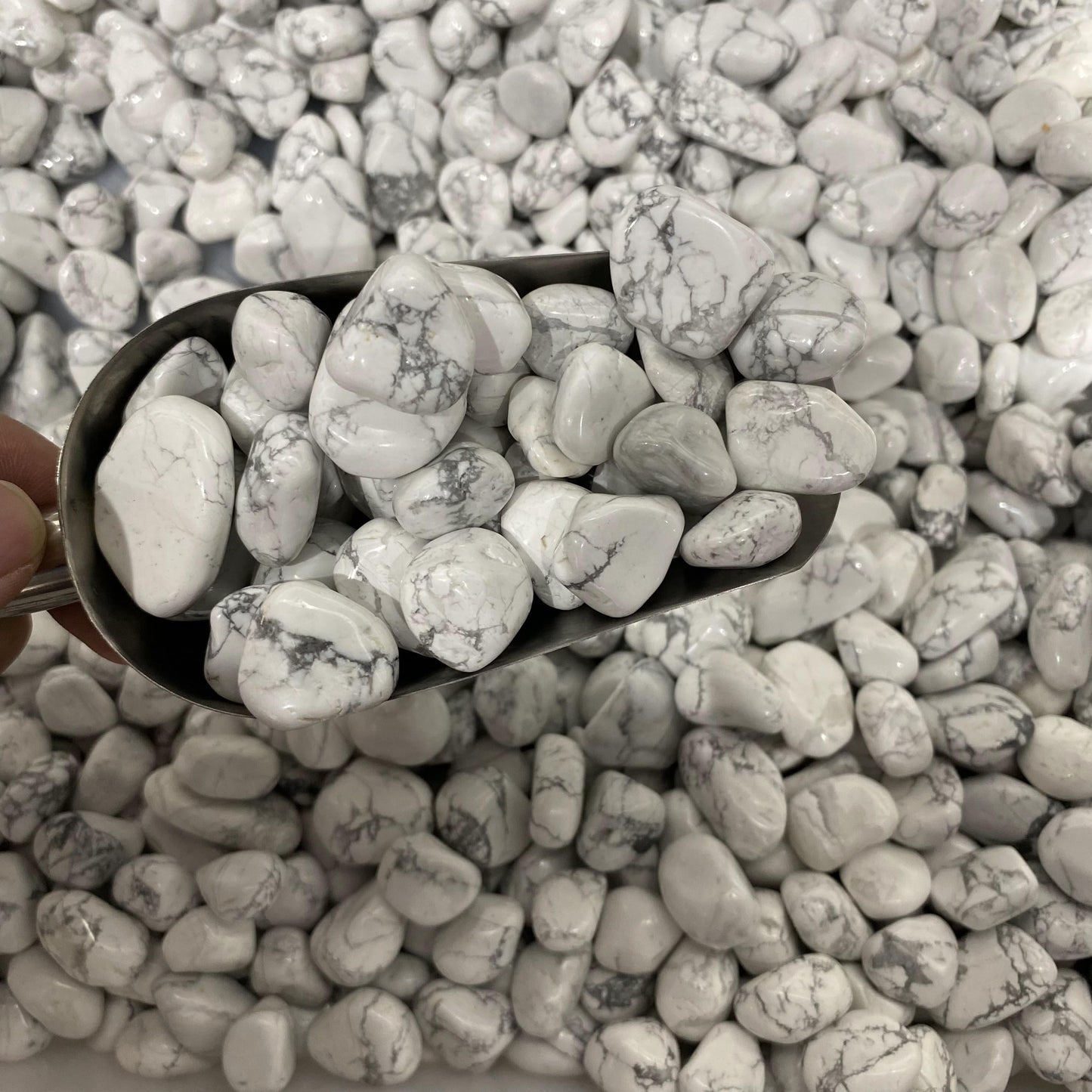 2–3 cm große Howlith-Schrote in großen Mengen