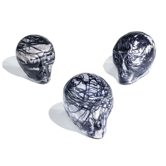 2-Zoll-Alien-Schädel aus schwarzem Netzstein in loser Schüttung