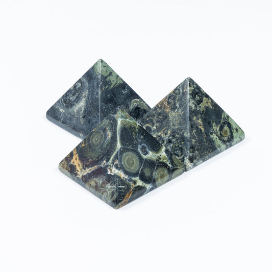 4 cm große Kambaba-Jaspis-Pyramide in loser Schüttung