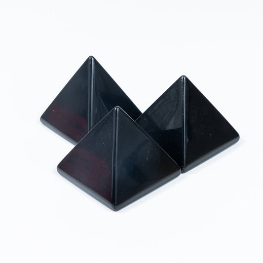 4 cm große Pyramide aus schwarzem Obsidian in loser Schüttung
