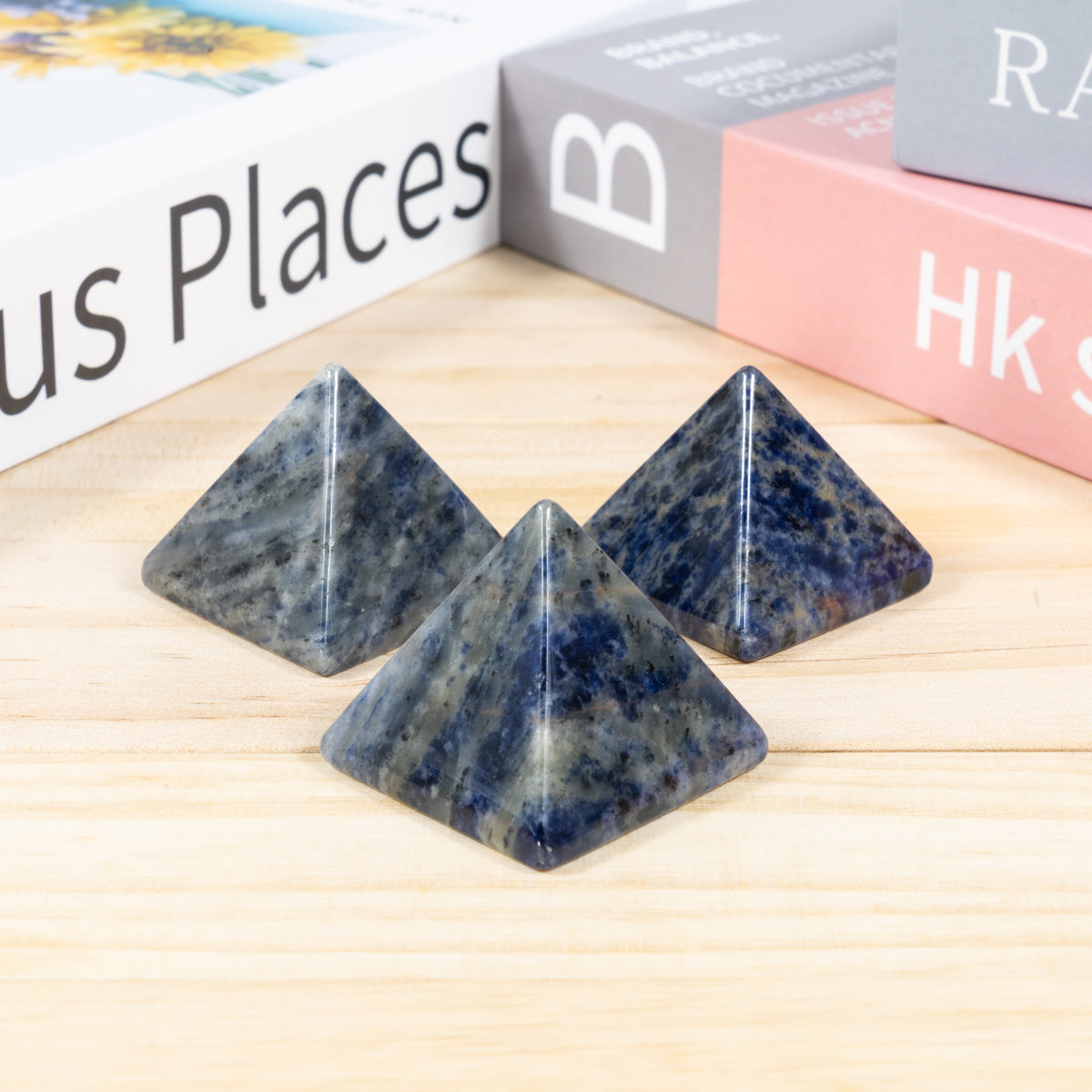 Pirámide de sodalita de 3 cm a granel