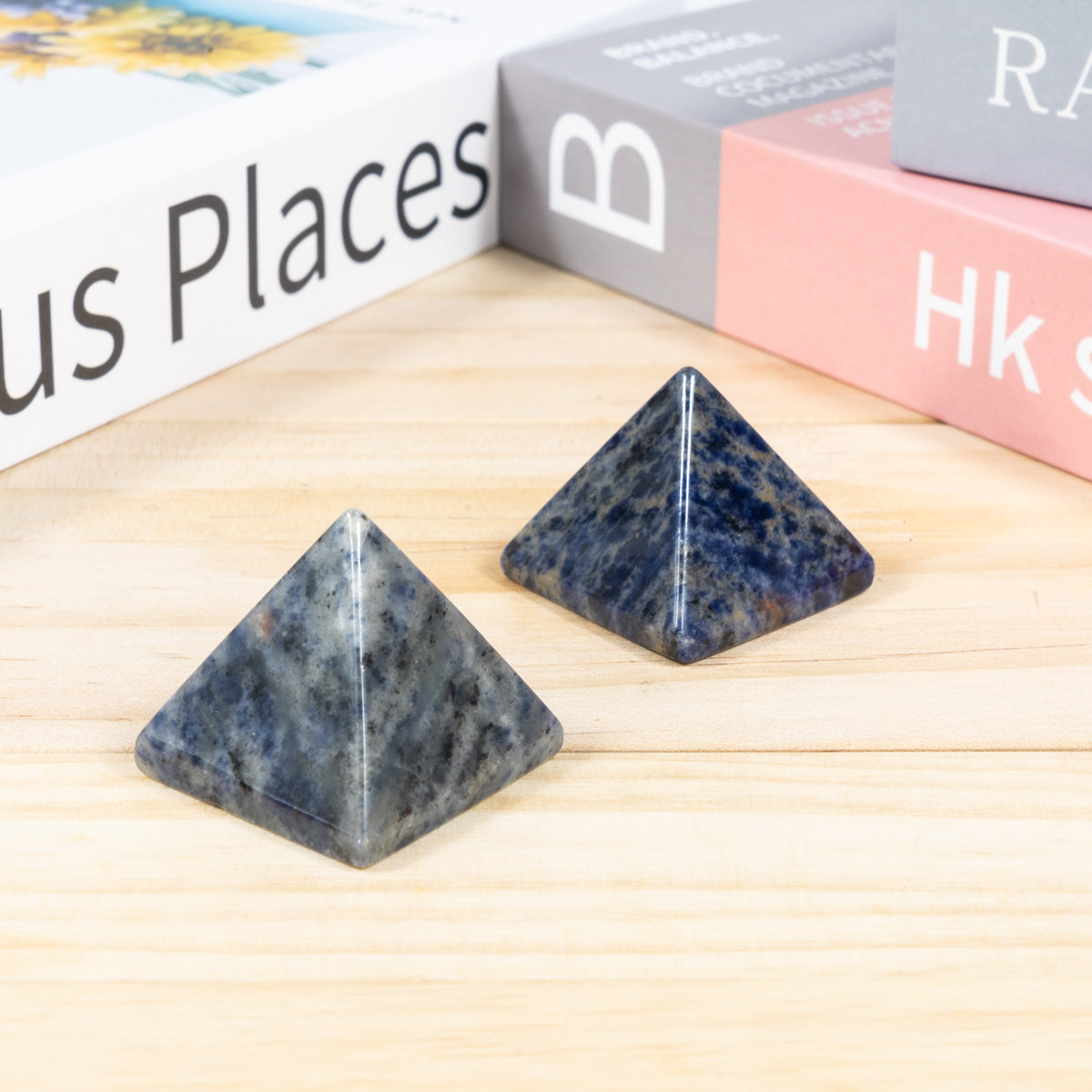 Pirámide de sodalita de 3 cm a granel