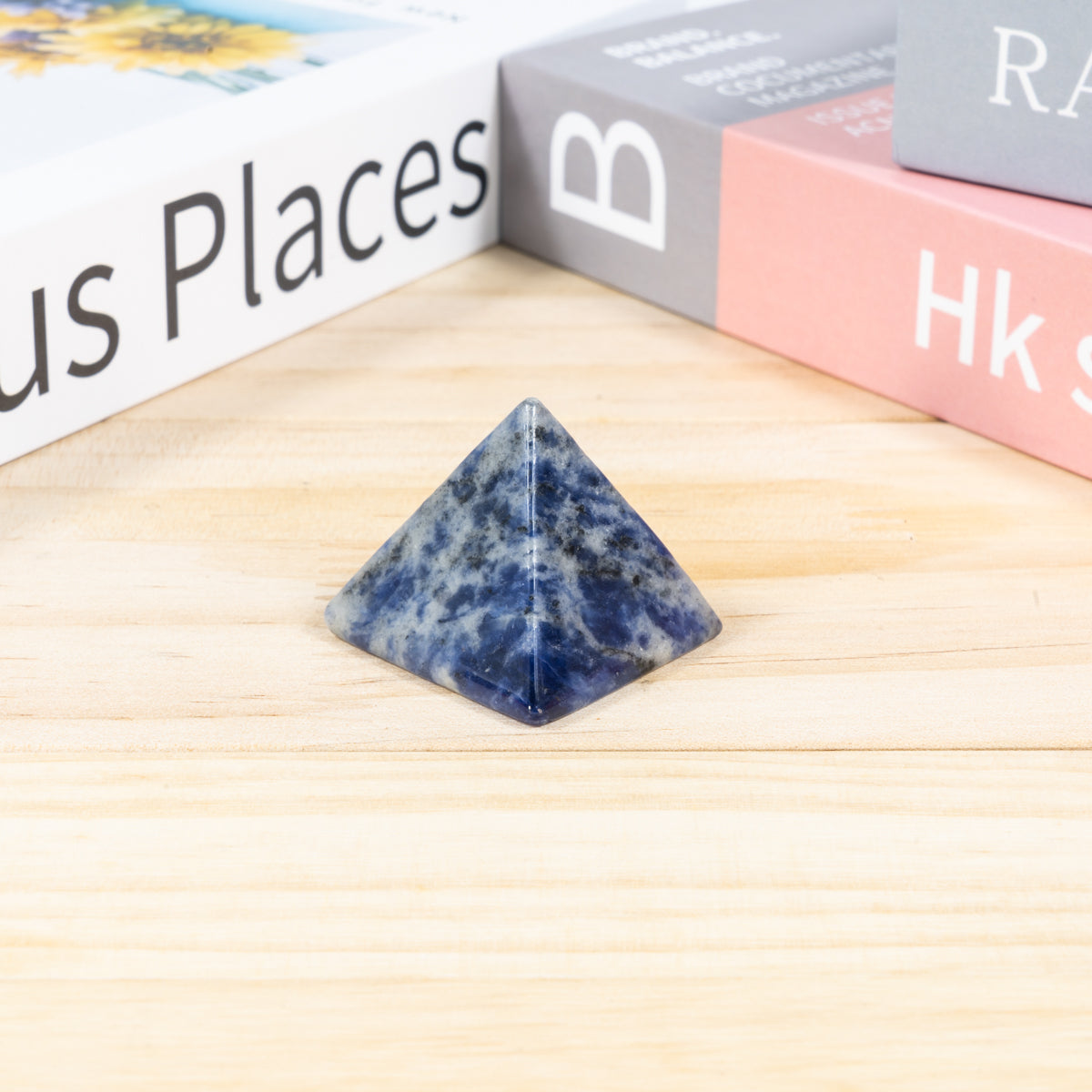 Pirámide de sodalita de 3 cm a granel