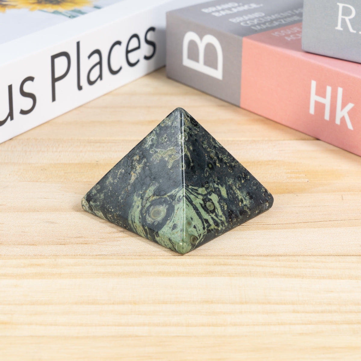 4 cm große Kambaba-Jaspis-Pyramide in loser Schüttung