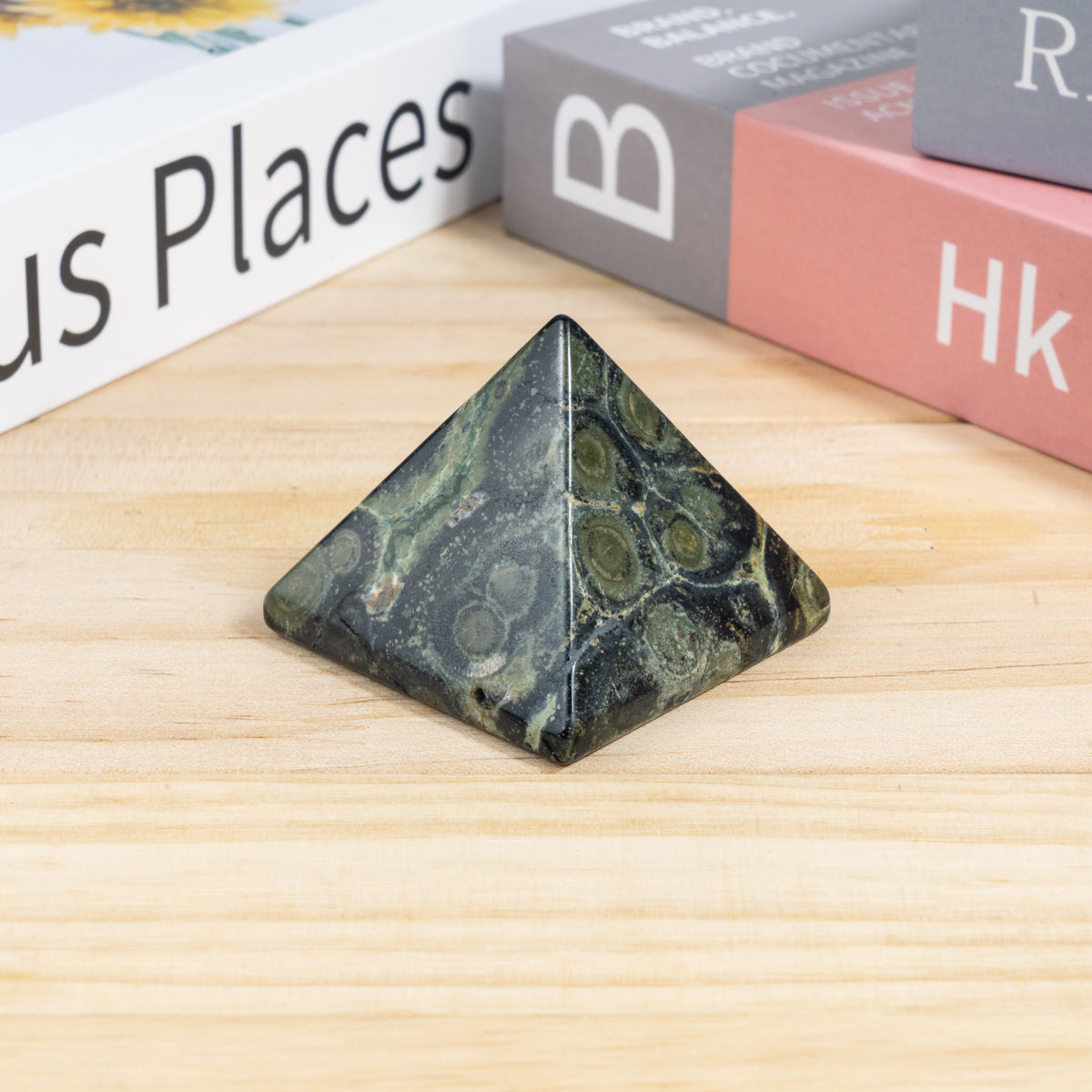 4 cm große Kambaba-Jaspis-Pyramide in loser Schüttung