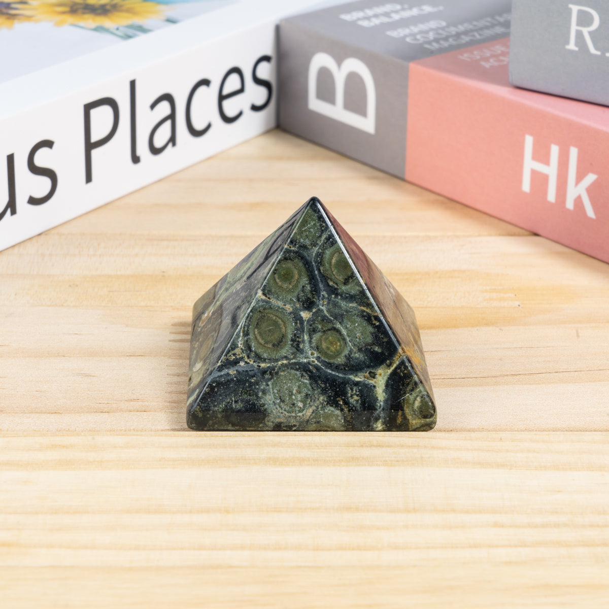 4 cm große Kambaba-Jaspis-Pyramide in loser Schüttung