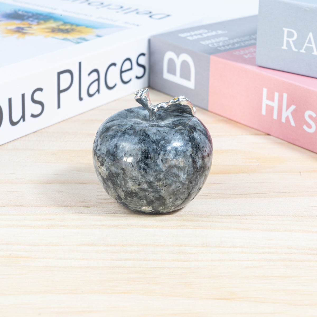 4 cm großer Larvikit-Apfel in loser Schüttung