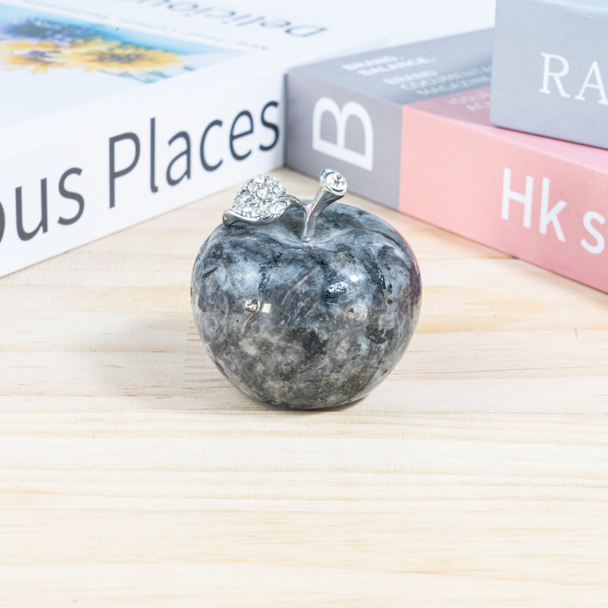 4 cm großer Larvikit-Apfel in loser Schüttung