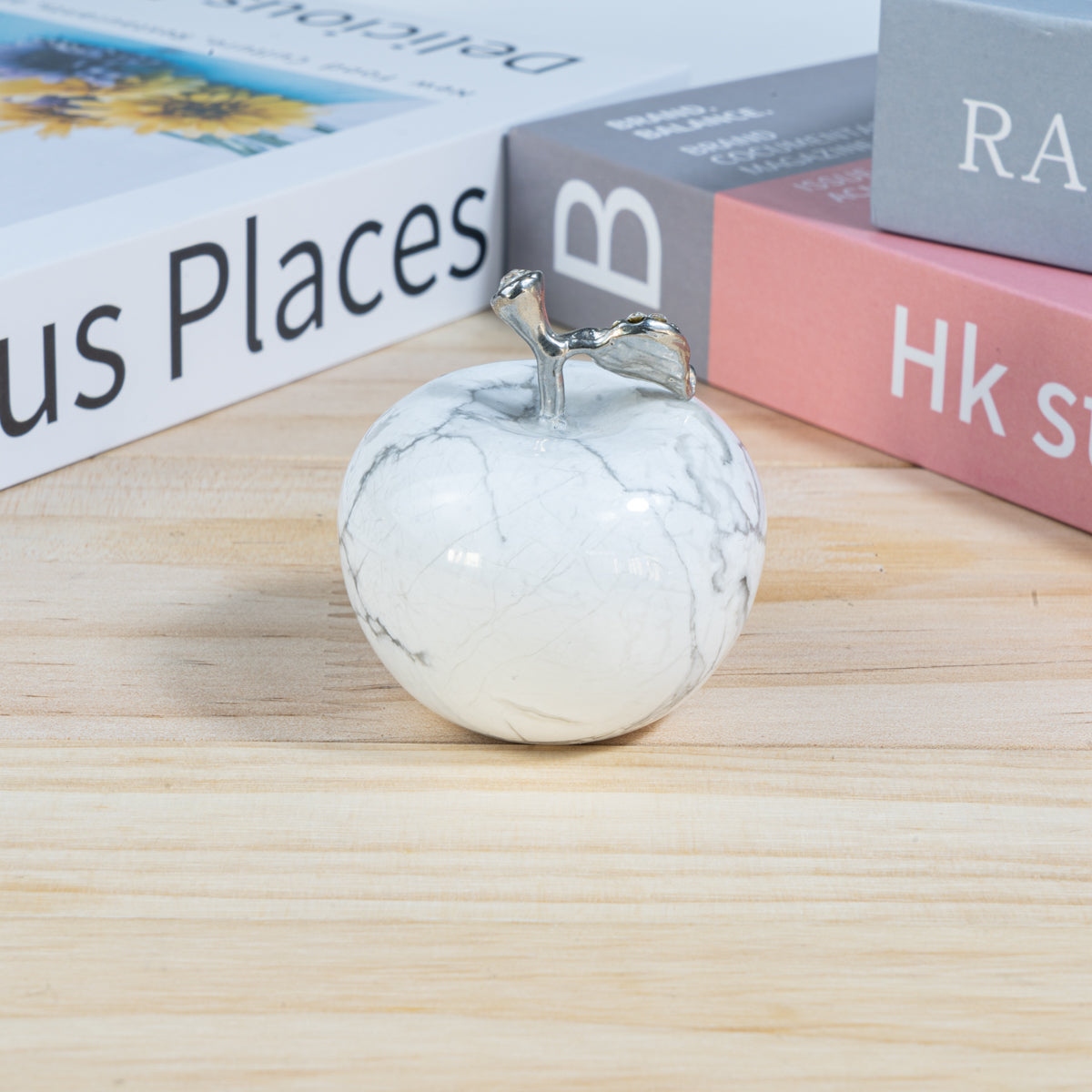 4 cm großer Howlith-Apfel in loser Schüttung